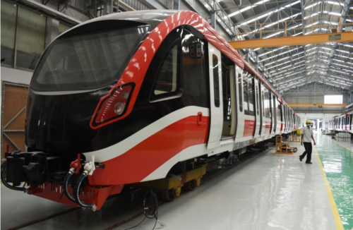 Pekerja menyelesaikan pembuatan kereta Light Rail Transit (LRT) di PT Industri Kereta Api (Inka) Madiun, Jawa Timur, Rabu (10/4/2019).
