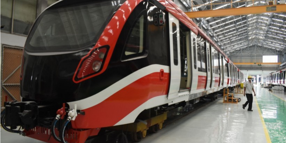 Pekerja menyelesaikan pembuatan kereta Light Rail Transit (LRT) di PT Industri Kereta Api (Inka) Madiun, Jawa Timur, Rabu (10/4/2019).