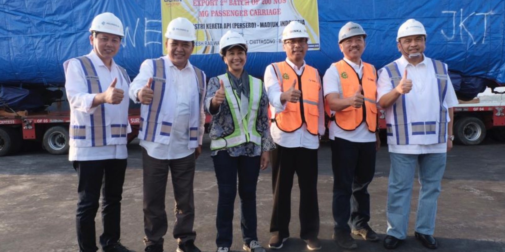 Menteri BUMN Ibu RIni M Soemarno saat meninjau pengiriman kereta ekspor ke Bangladesg produksi PT INKA (Persero)