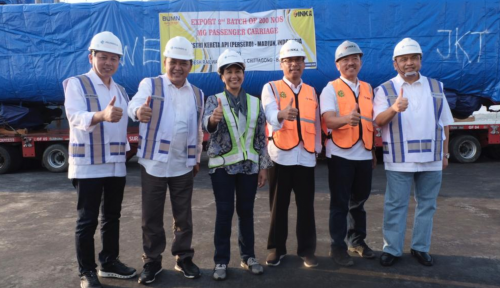 Menteri BUMN Ibu RIni M Soemarno saat meninjau pengiriman kereta ekspor ke Bangladesg produksi PT INKA (Persero)