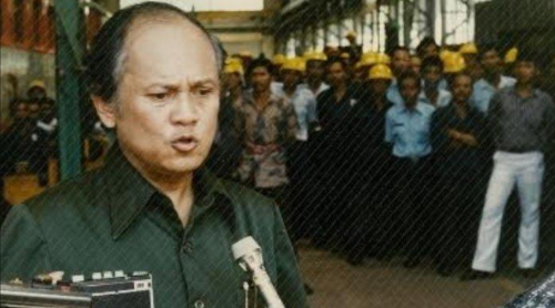 Menristek sekaligus Kepala BPPT BJ Habibie saat melakukan Kunjungan PT INKA tahun 1981