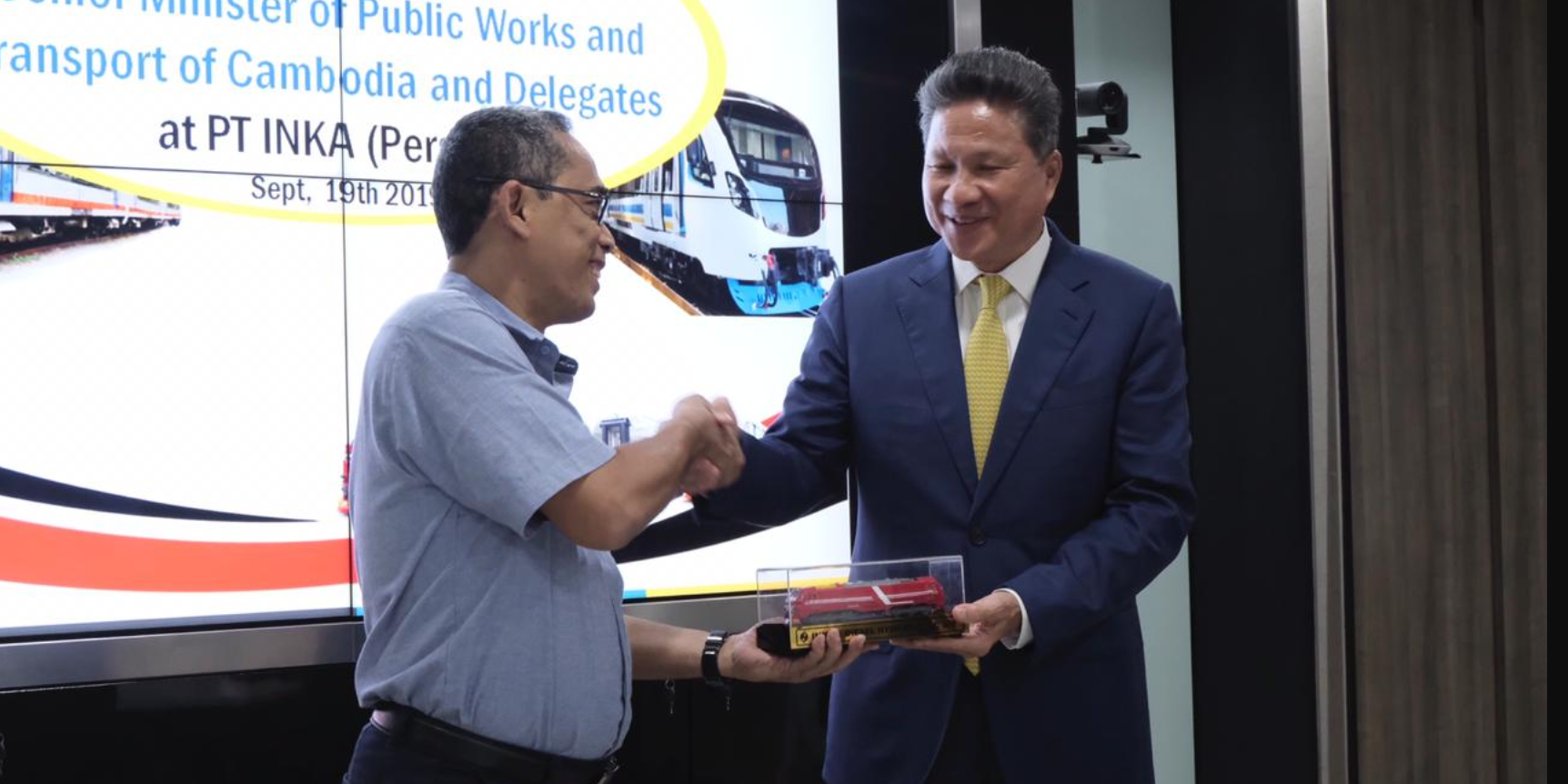 Direktur Produksi, Bayu Waskito Sudadi saat menyerahkan miniatur lokomotif kepada Menteri Pekerjaan Umum dan Transportasi Kerajaan Kamboja, Sun Chanthol