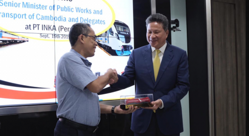 Direktur Produksi, Bayu Waskito Sudadi saat menyerahkan miniatur lokomotif kepada Menteri Pekerjaan Umum dan Transportasi Kerajaan Kamboja, Sun Chanthol