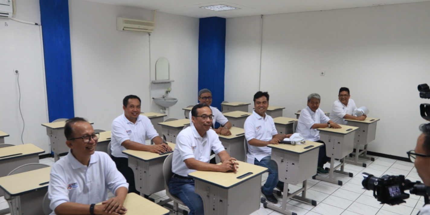 Meninjau ruang belajar mengajar