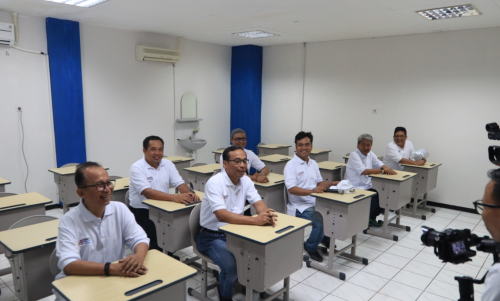 Meninjau ruang belajar mengajar