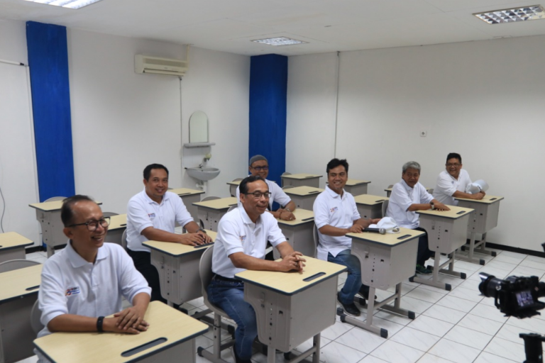 Meninjau ruang belajar mengajar