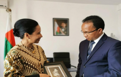 Menteri Badan Usaha Milik Negara (BUMN) Rini M. Soemarno bertemu dengan Menteri Pertambangan dan Sumber Daya Strategis Madagaskar Fidiniavo Ravokatra di Antananarivo, Madagaskar