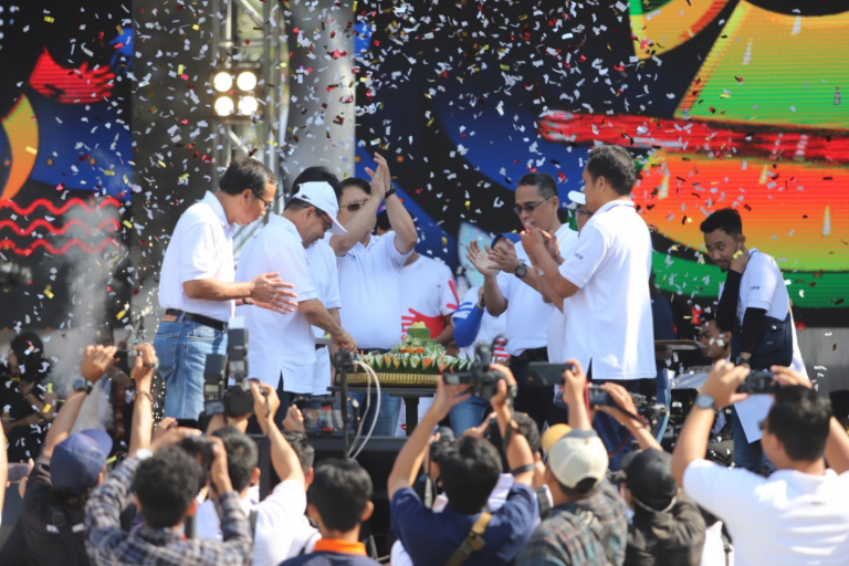 Potong Tumpeng HUT PT INKA (Persero) 38