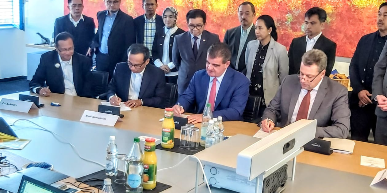 Seremonial penandatanganan perjanjian antara PT INKA (Persero), Stadler Rail AG dan PT KAI (Persero)