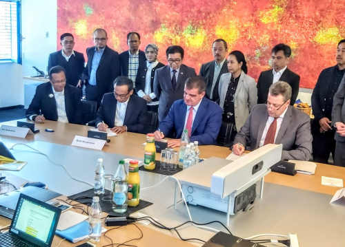 Seremonial penandatanganan perjanjian antara PT INKA (Persero), Stadler Rail AG dan PT KAI (Persero)