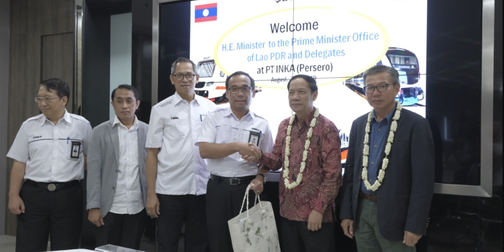 Tukar Cinderamata antara Direktur Utama PT INKA (Persero) dengan Menteri dari Kantor Perdana Menteri Laos