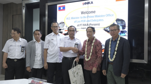 Tukar Cinderamata antara Direktur Utama PT INKA (Persero) dengan Menteri dari Kantor Perdana Menteri Laos